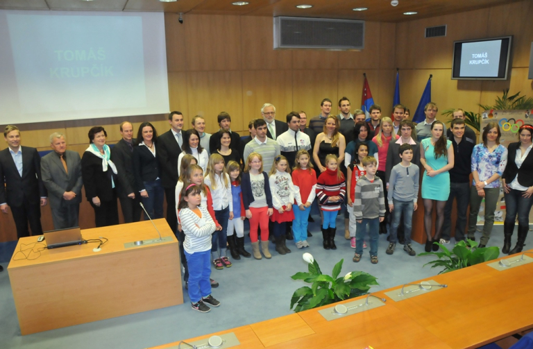 Společné foto všech zúčastněných na setkání s olympioniky
